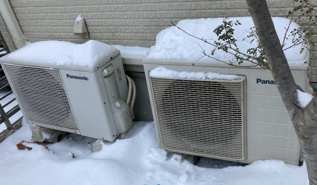 雪をかぶった室外機